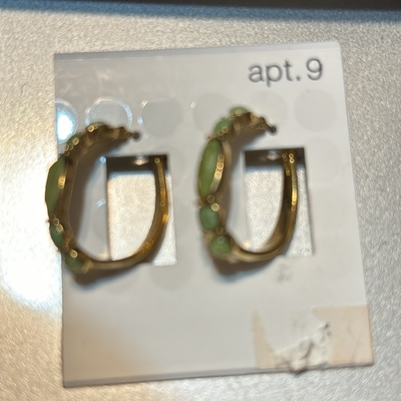 New vintage pair of gold with green stones earrings - Picture 2 of 6